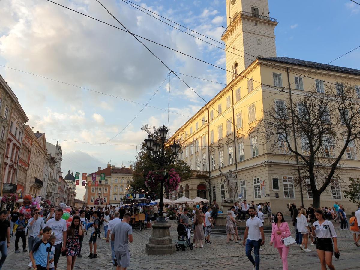 Modern Apartment In Old City Center Lviv Exterior photo