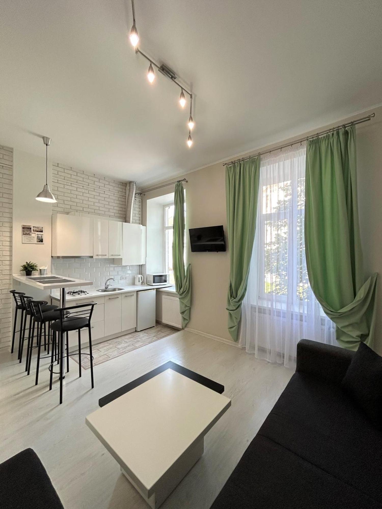 Modern Apartment In Old City Center Lviv Exterior photo