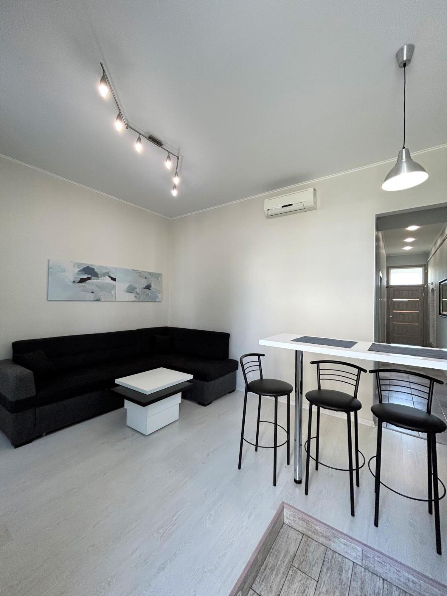 Modern Apartment In Old City Center Lviv Exterior photo